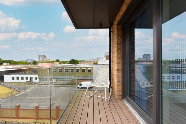 Flat 19, 32, Lismore Boulevard, London photo 3