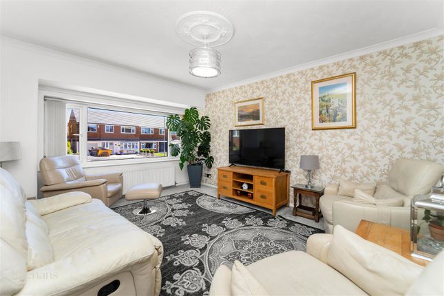 15, Linnell Drive, Rochdale photo 2