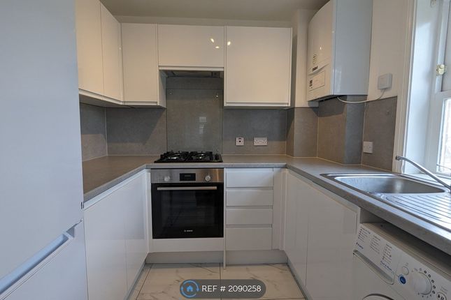 Flat to rent in Langton Road, London