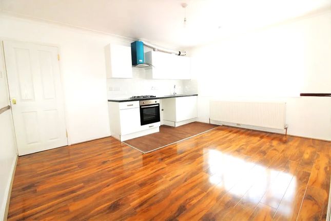 Thumbnail Maisonette to rent in Victoria Road, London