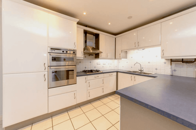 Thumbnail Flat to rent in Holden Road, London