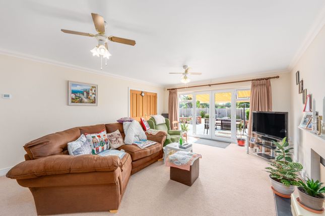 18 Walden Avenue, Reading photo 4