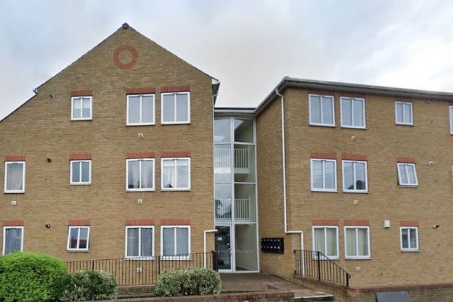 Flat to rent in The Pavilion, Gravesend