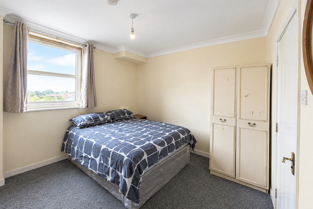 57, Madison Heights, Hounslow photo 4