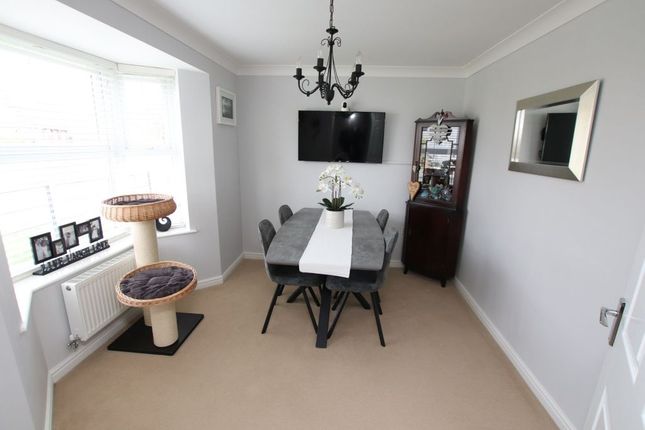 2, Bevers Way, Holton-Le-Clay photo 4