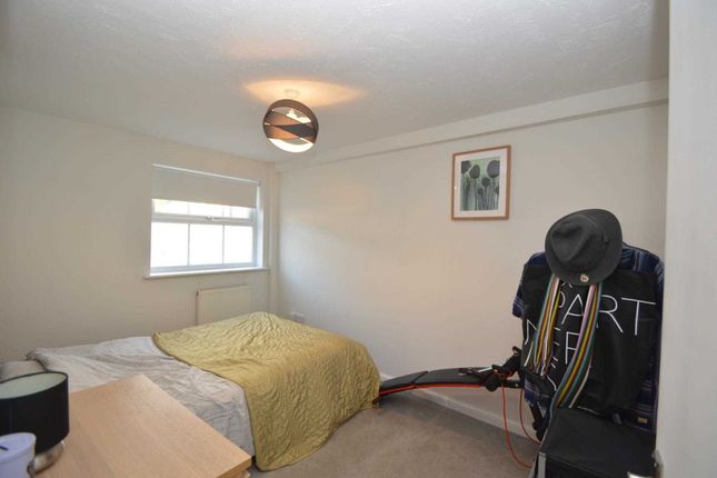 8, Vernon Close, Chertsey photo 5