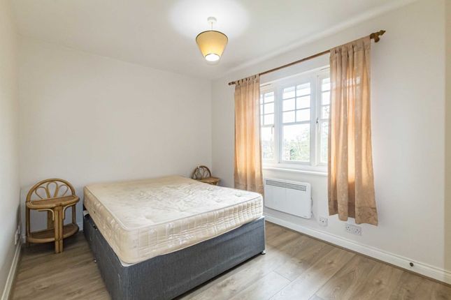 Flat to rent in Fawcett Close, London