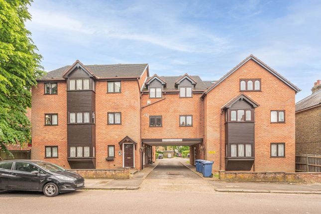 Flat to rent in Dale Grove N12, North Finchley, London,