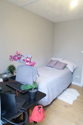 Room 1- £780 Available 15/08/2025