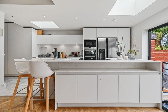 14a, The Limes Avenue, London photo 4