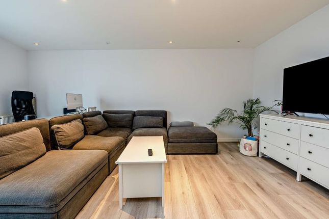 17, Walbrook Court, Edgware photo 2