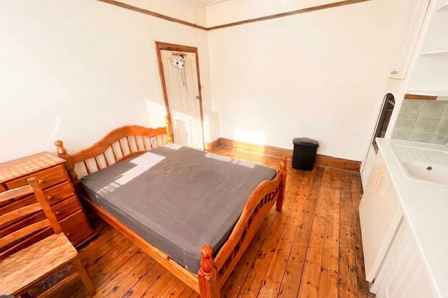 Front Room, 152, Croxted Rd, London photo 3