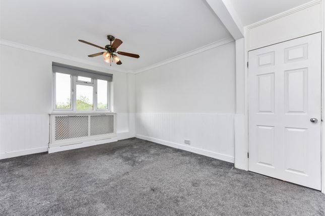 Flat for sale in Grand Drive, London