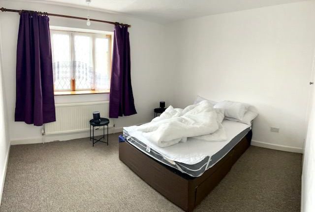 Thumbnail Shared accommodation to rent in Brocket Way, Chigwell