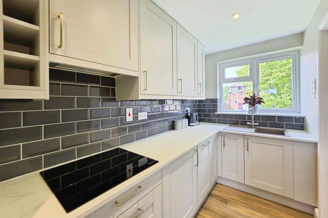 32 Upper Weybourne Lane, Farnham photo 2