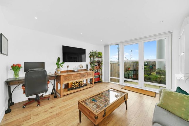 Flat for sale in Crews Street, Isle Of Dogs, London