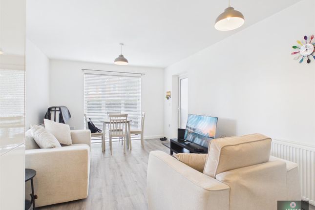 6, Bedivere Road, Ifield photo 3