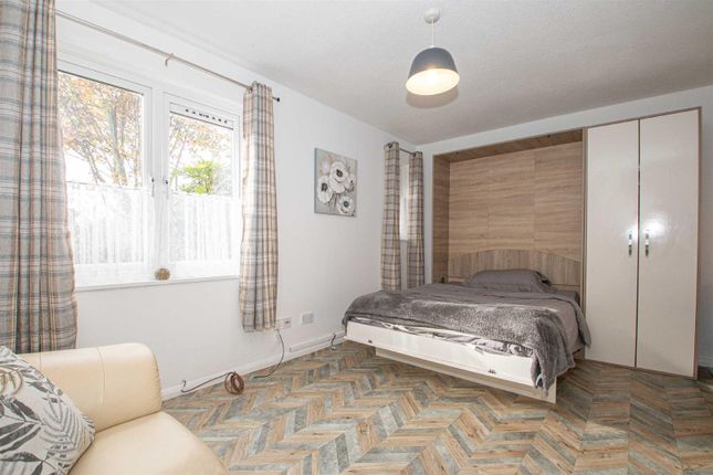 151, Pomander Crescent, Milton Keynes photo 5