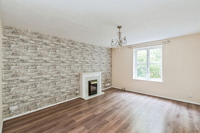 37, Watts Close, Southampton photo 3