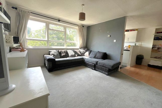 30, Hazelmere Close, Leatherhead photo 3