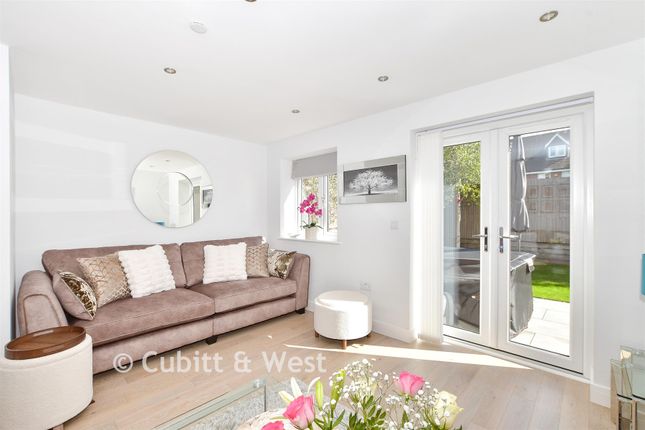Majors Mews, High Street, Lingfield photo 3
