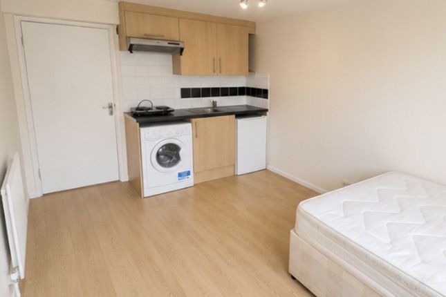 128, Wolsey Cresent, London photo 4