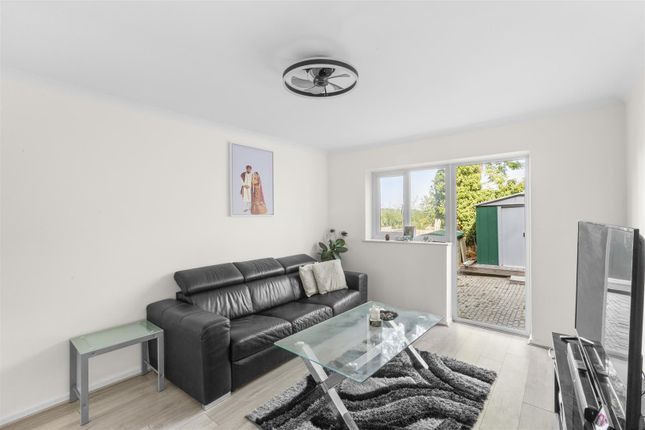 11, Charnwood Close, High Wycombe photo 4