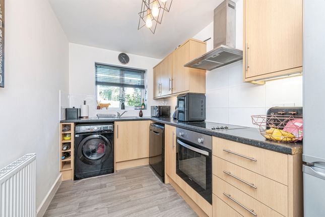 52, Holme View Avenue, Holmfirth photo 4