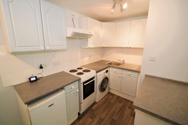 9 Laird Court, Bagshot photo 4