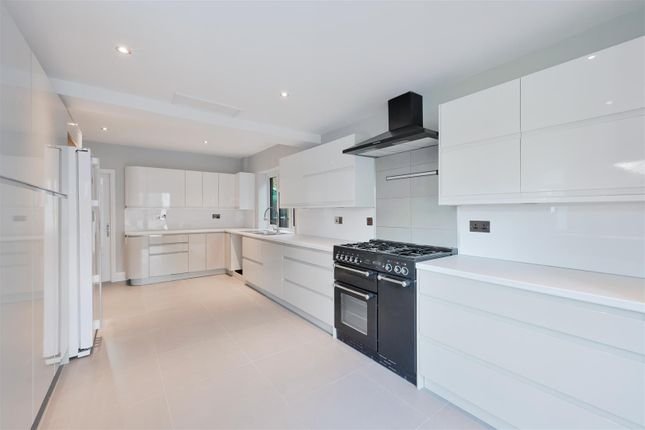 16, Woodfield Hill, Coulsdon photo 2