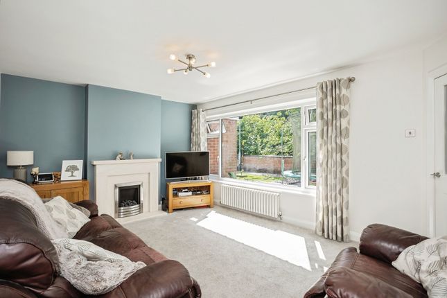 18, Hall Leys, Loughborough photo 3