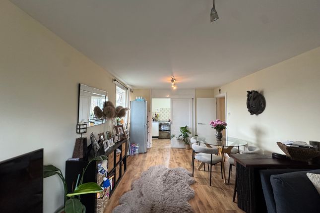 16, Cole Gardens, Hounslow photo 2