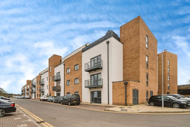 Flat for sale in Cypress Road, Luton