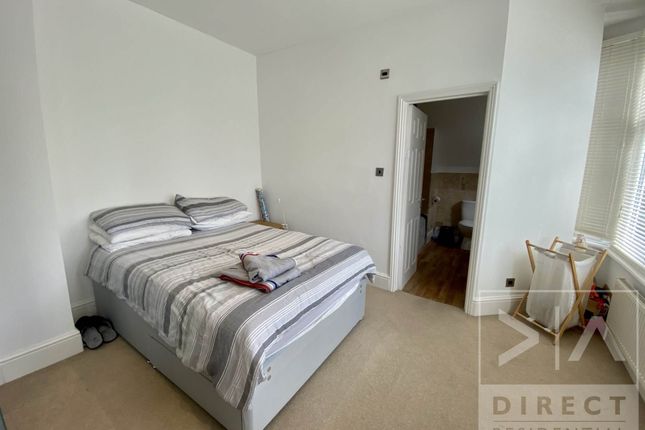 Flat to rent in Downs Avenue, Epsom