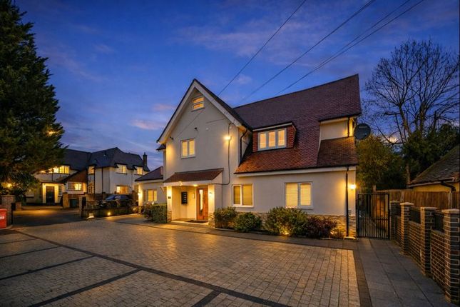 2-bed flat on Flat 3, Pinner, £424,950