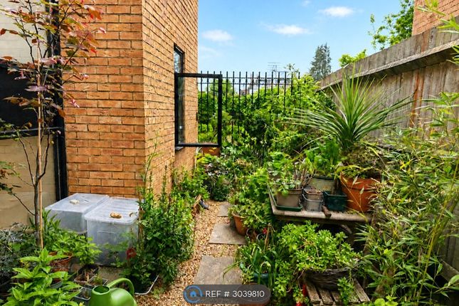 Flat, B East Gardens, London photo 2