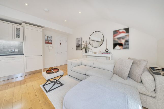 Flat C, 4, Worcester Gardens, London photo 3