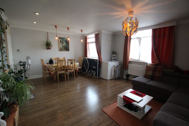 Flat for sale in Park Avenue, Ilford