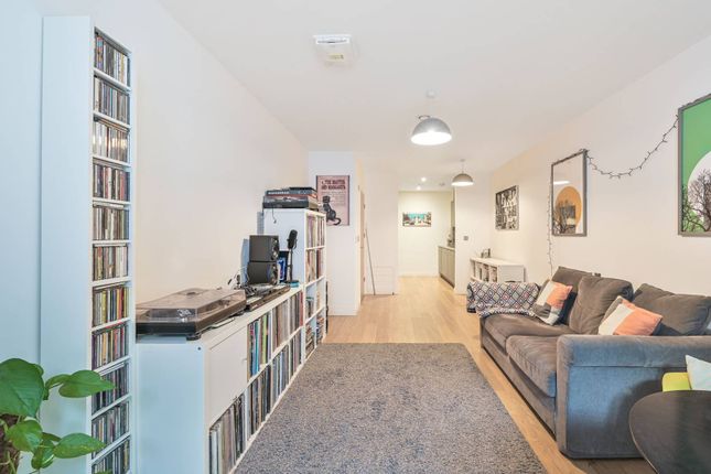 Quayle Crescent, Whetstone photo 4