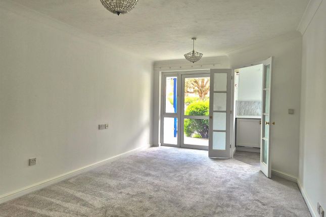 6 Eddington Court, Beach Road, Weston-Super-Mare photo 2