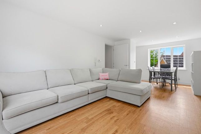 6, Priestley Road, Stevenage photo 2