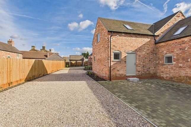 4 The Manor Wood Lane, Atherstone photo 2