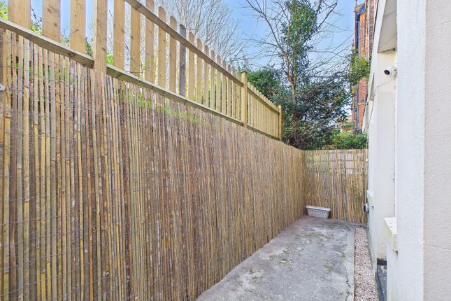 Garden Flat, 12, Earls Avenue, Kent photo 4