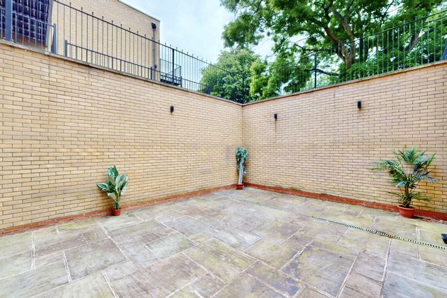 Gunnersbury Avenue, Ealing photo 3