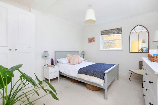 Flat for sale in Ravenswood Road, Balham, London