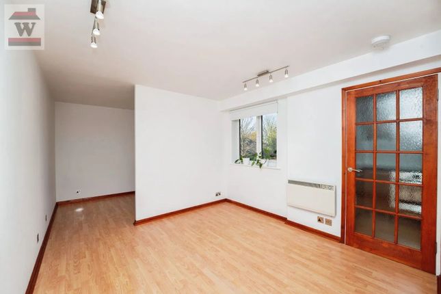 74, Burket Close, Southall photo 3