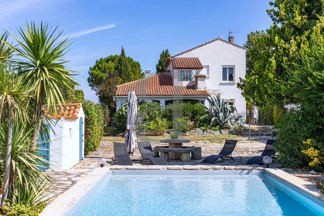 Thumbnail Villa for sale in Sainte-Cecile-Les-Vignes, Provence-Alpes-Cote D'azur, 84290, France