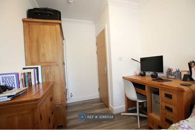 St Floor Apartment  Shinfield Road, Reading photo 5