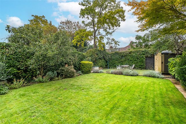 16, Lion Gate Gardens, Surrey photo 4