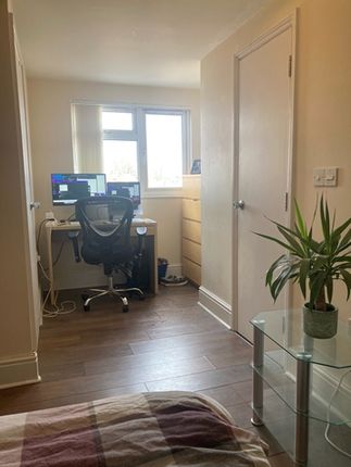 Room to rent in Alphington Road, St. Thomas, Exeter